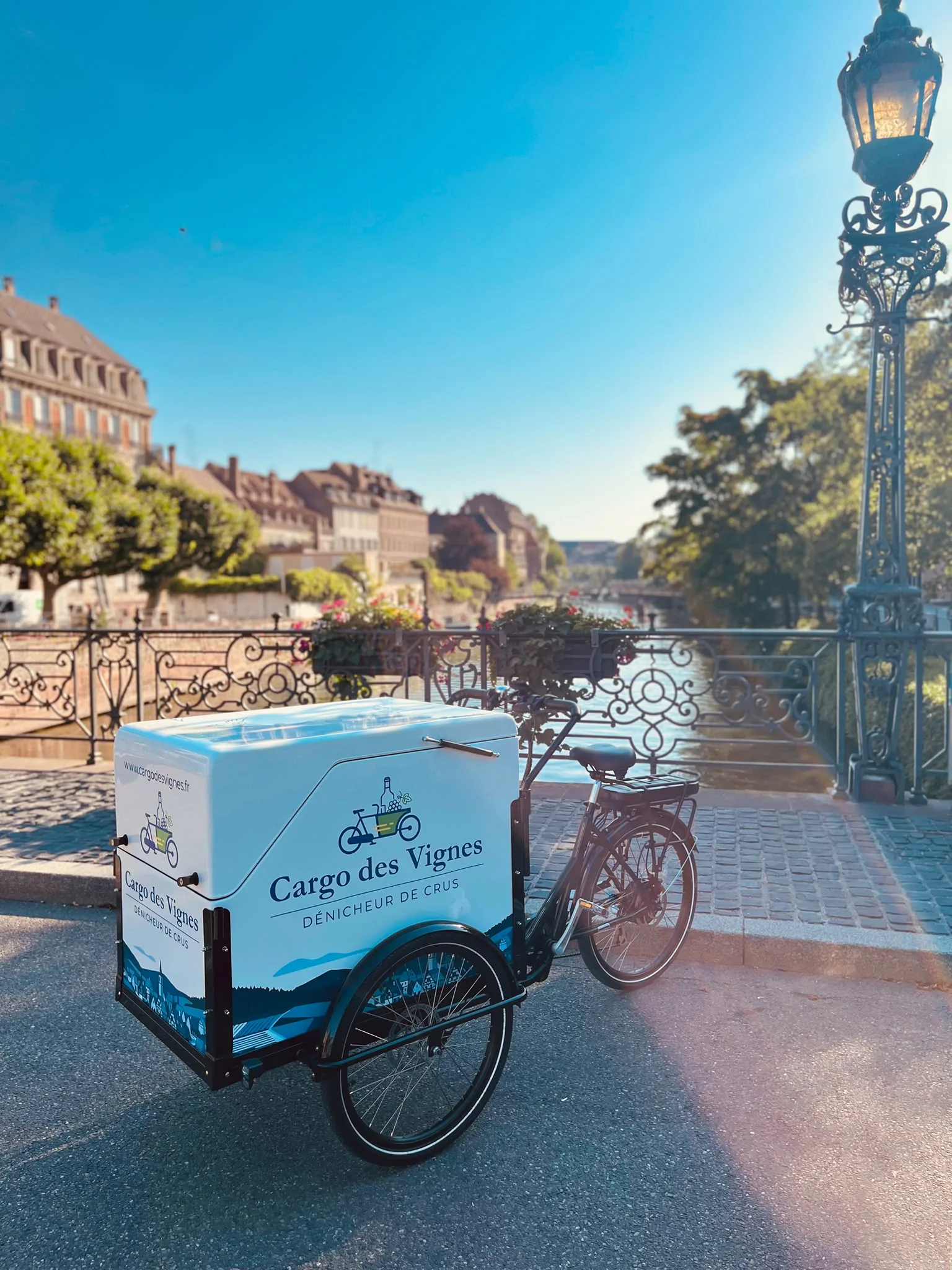 Vélo cargo Cargo des Vignes stationné près d'un canal à Strasbourg